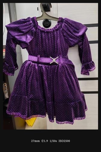 Платье детское фиолетовое, с широкими плечами, из бархата, с блестящими в