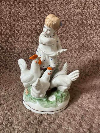 Продам фарфоровую статуэтку