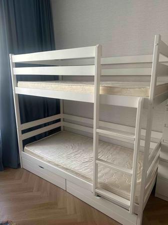 Двухъярусная кровать из дерева