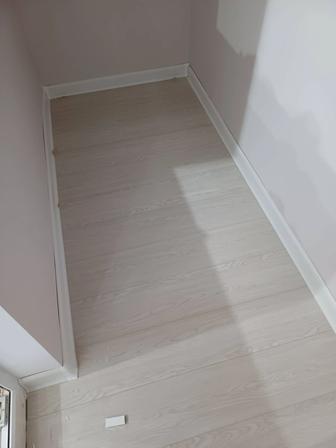 Настил линолеума и установка плинтуса.