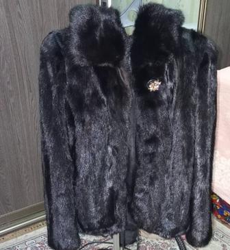 Продам норковую шубу, черного цвета, с капюшоном.