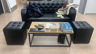 Диван с пуфик и журнальным столиком