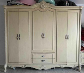 Шкаф и комод с зеркалом