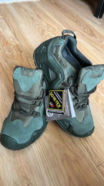 Продам кроссовки Lowa Gore-Tex.

Оригинальная обувь известного бренда.