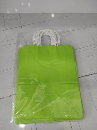 Зеленый бумажный подарочный пакет