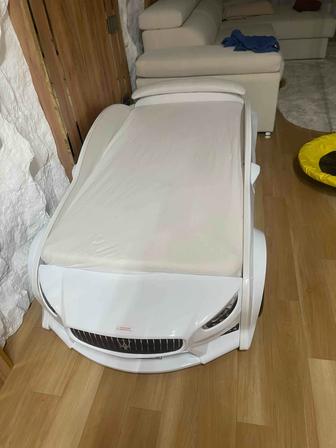 продам детскую кровать в виде машинки