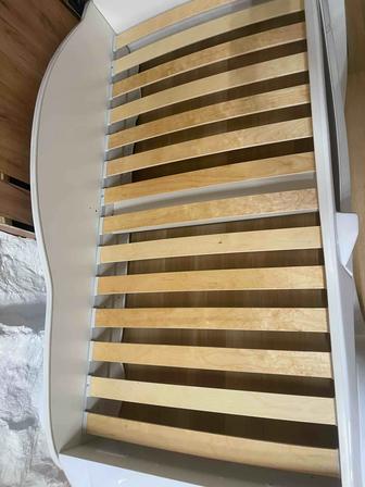 продам детскую кровать в виде машинки