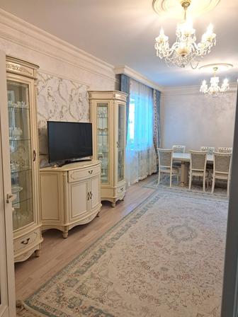 Шкаф витрина, комод, стол и стулья