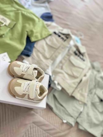 Обувь младеньца кроссовки