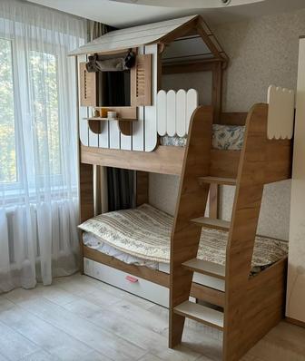Продается двухъярусная кровать-домик