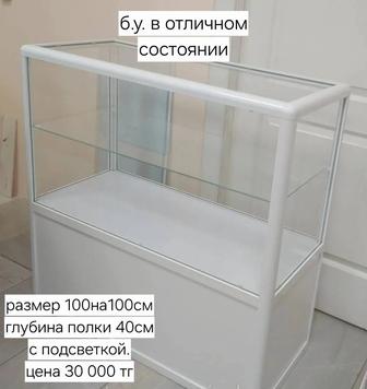 Стеклянные стеллажи с подсветкой