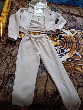 Продам женский спортивный костюм тройку