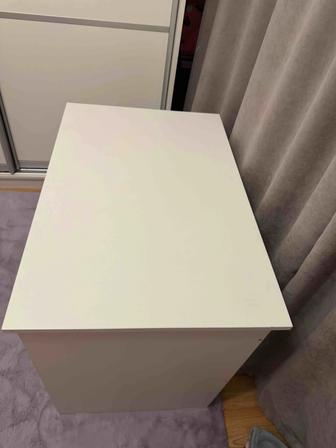 Белый письменный стол