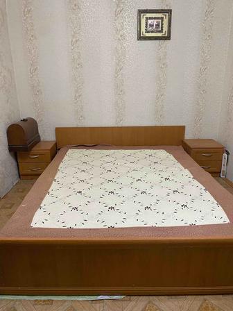 Кровать с матрасам и тумбочками