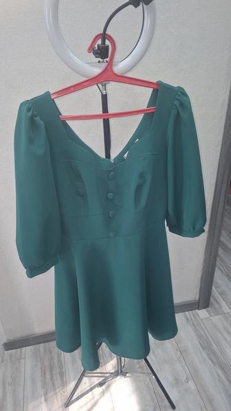 Продам платье изумрудного цвета