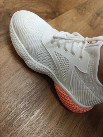 Продам кроссовки