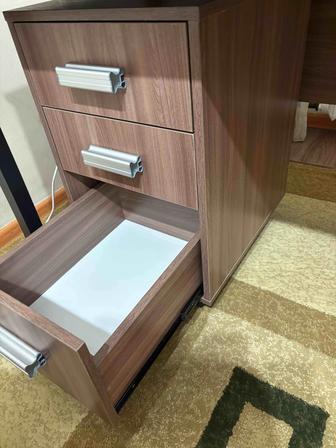 Офисный стол с тумбой