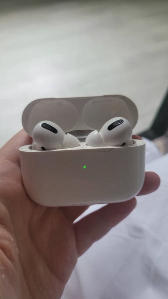 Наушники AirPods