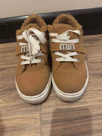 Отдам 2 пары обуви зимняя обувь и тапочки