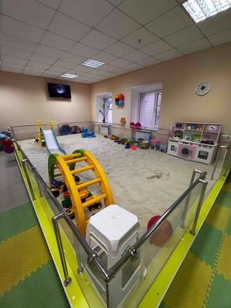 Большая песочница с песком