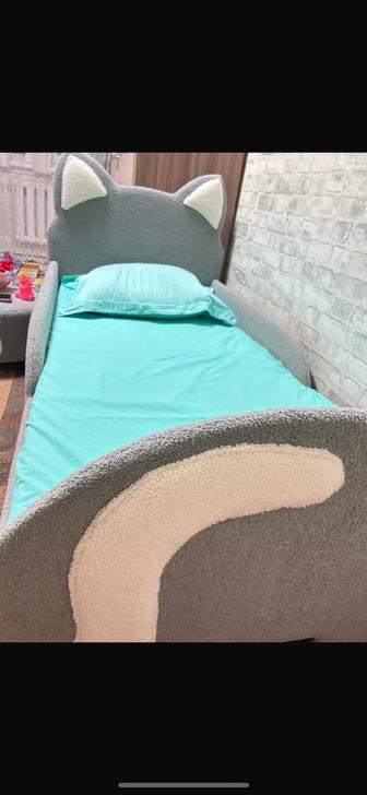 Продается детская кровать с пуфиком