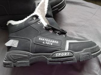 Продам мужские новые кроссовки