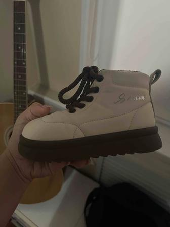 Продам обувь детскую ботинки