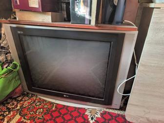 Продам рабочий телевизор на запчасти. Обращайтесь по номеру телефона.