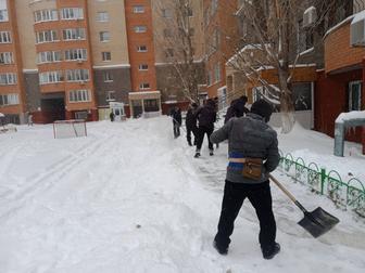 Уборка снега ручным способом. Рабочие для уборки снега. Без посредников.