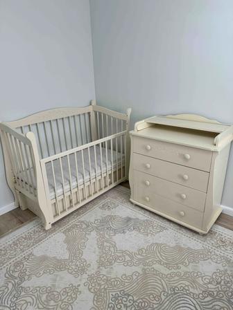 Продам детскую кроватку и комод