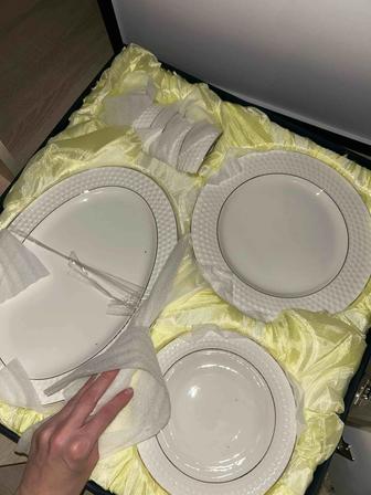 Сервиз новый столовый по 6 штук с золотой каемкой