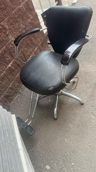 Продам парикмахерское кресло