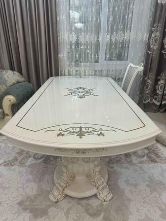 Стол и стулья для гостиной