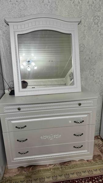 Комод с зеркалом