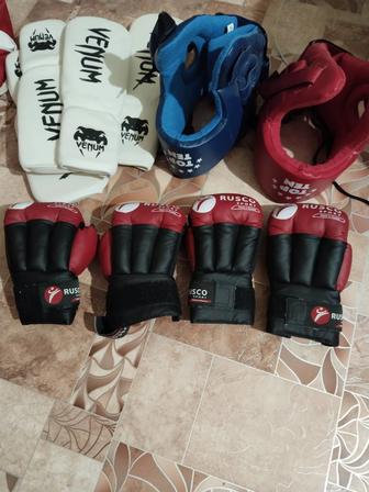 Перчатки и шлем