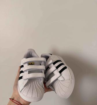 Обувь кроссовки для девочек, подойдут бело черное и мальчикам