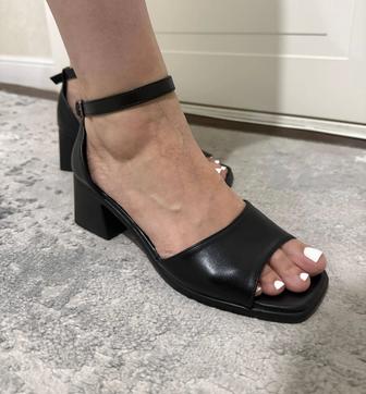 Продам женские босоножки