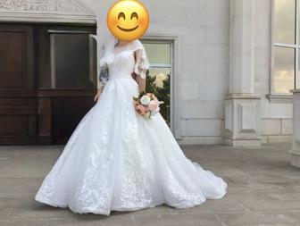 Свадебное платье со шлейфом, размер регулируется. Одевалось 1 раз.