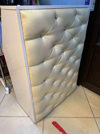 Торговое оборудование ресепшн и пуфик