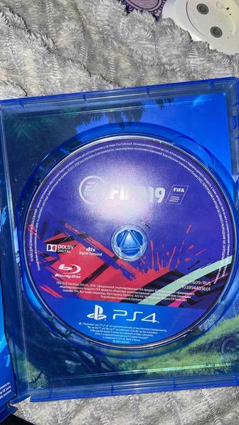 FIFA 19 это футбольный симулятор, разработанный Electronic Arts (EA Sport