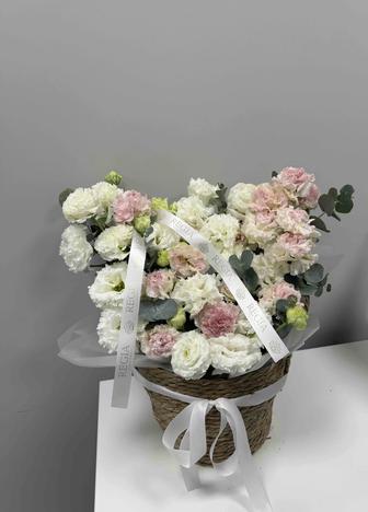 Шикарный букет цветов в корзине