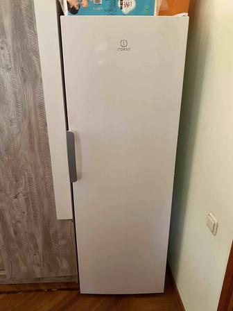 Морозильник Indesit 275л