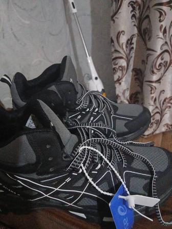 Срочно продам кроссовки зимние!В отличном состоянии. Новые !