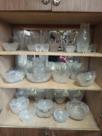 Продам хрустальную посуду,3 полки хрустальной посуды