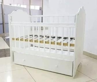 Продам детскую кровать с маятником