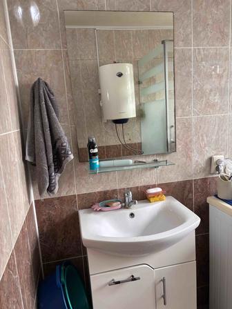 Продам раковину с тумбой и зеркало