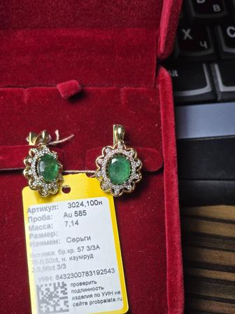 Продам новые серьги золотые , с двумя натуральными изумрудами по 3,66 карат