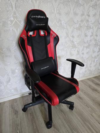 Игровое кресло DXRacer Prince GC-P132-NR-F2-158 черный, красный