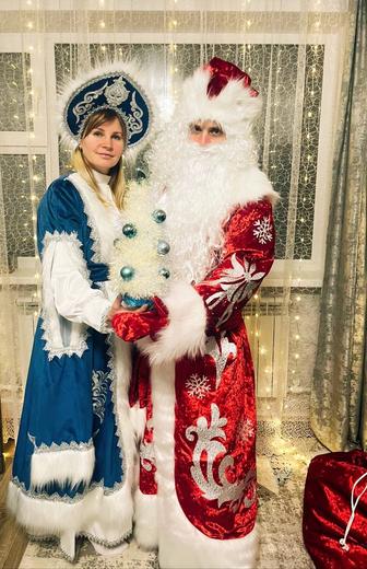 Новогоднее поздравление от Деда Мороза и Снегурочки детям дома.