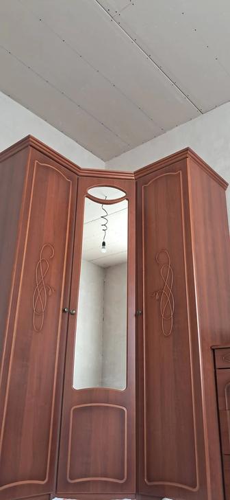 Угловой шквф